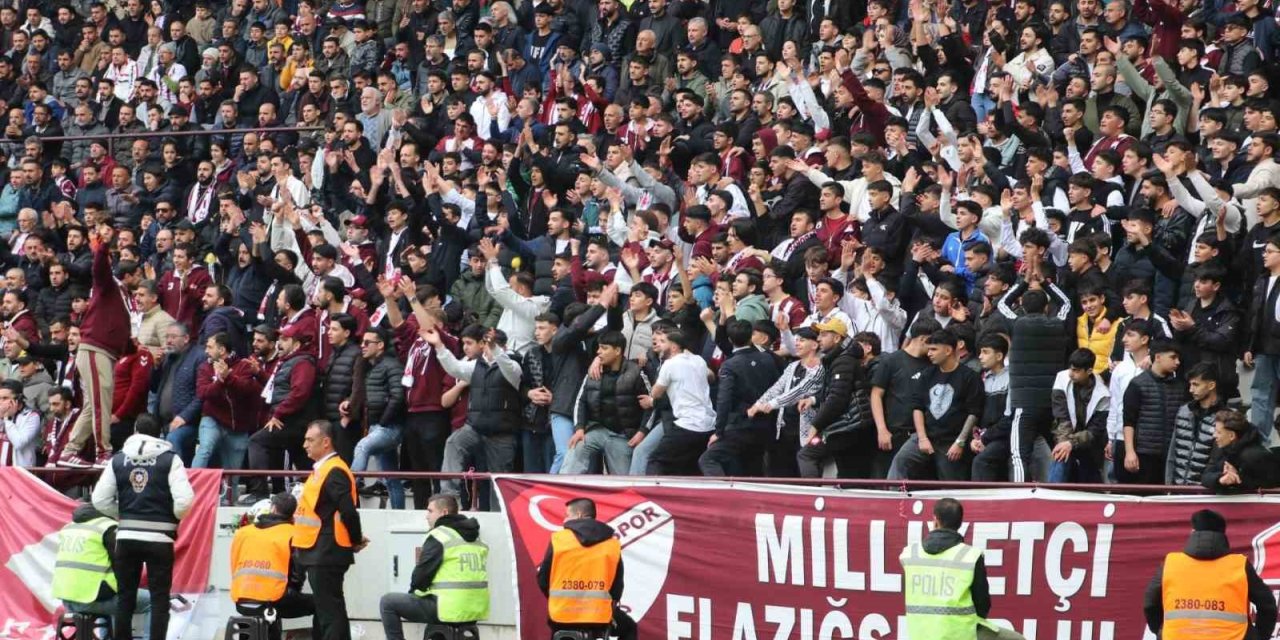 Elazığspor taraftarından polislere çiçek