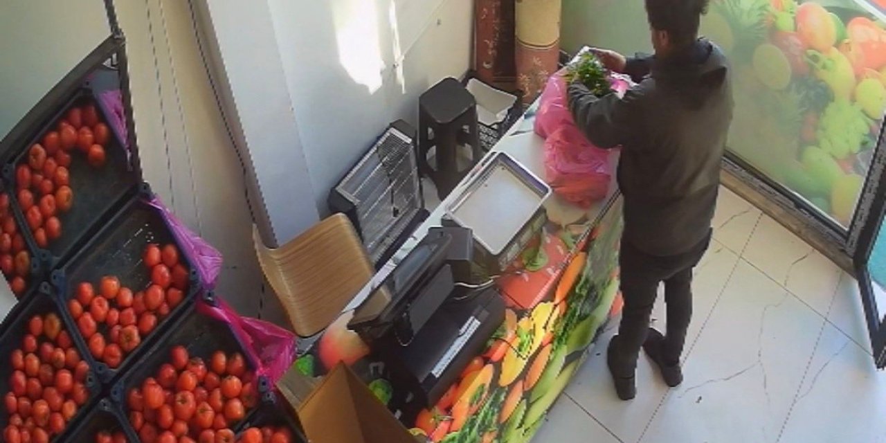 Kasada kimse yokken parasını bırakan müşteriye esnaftan teşekkür