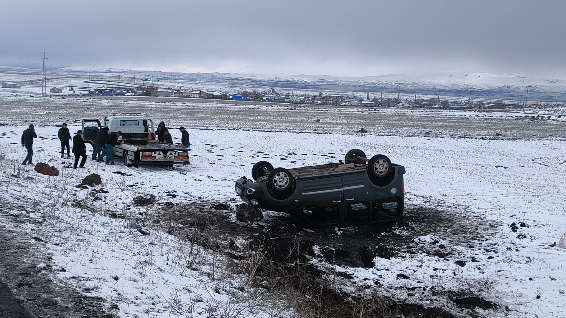 Kars'ta buzlanan yolda araç takla attı