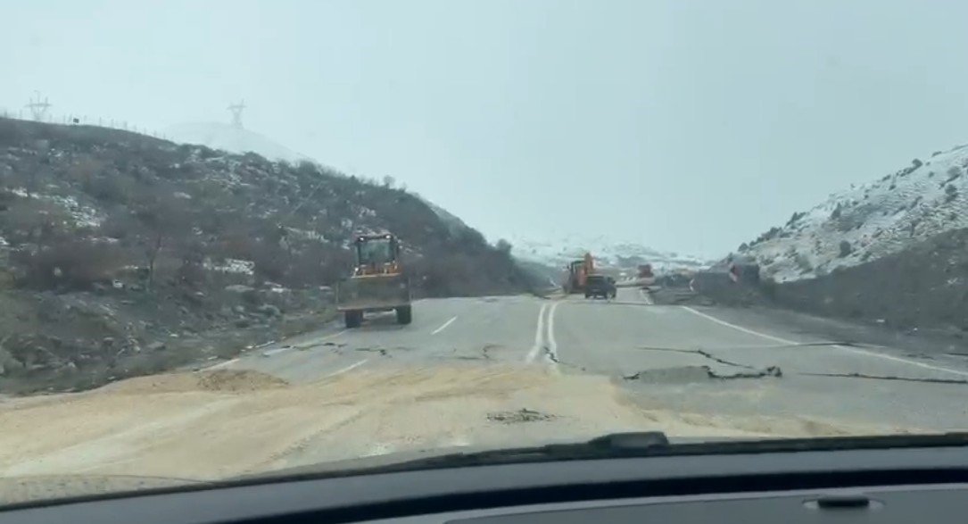 Hakkari-Van yolunda çökme: Ulaşım kontrollü sağlanıyor