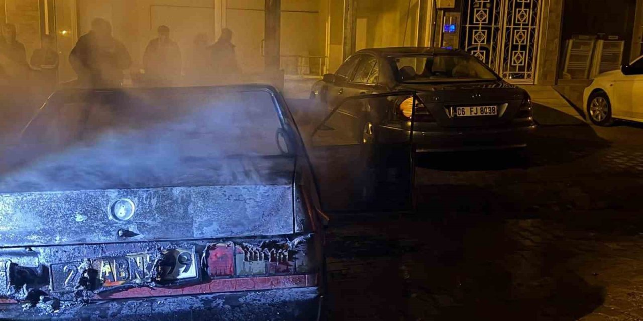 Elazığ’da TOFAŞ araç alev alev yandı