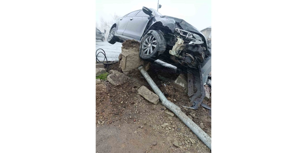 Patnos’ta yağışlı hava kazayı beraberinde getirdi:2 yaralı