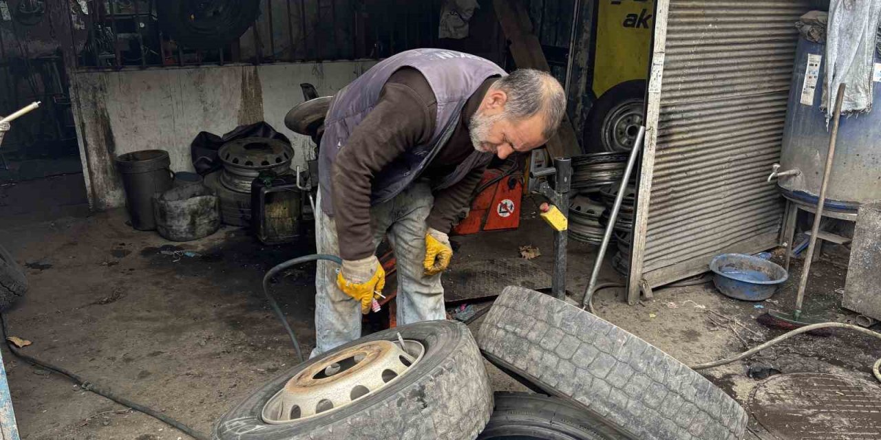 Bingöl’de havalar ısınmadı lastik değişimi gecikti: Sürücüler beklemede