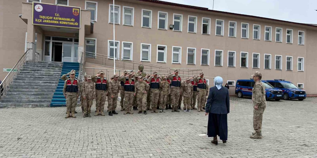 Ağrı’da özel bireyler askeri üniforma giyerek temsili askerlik yaptı