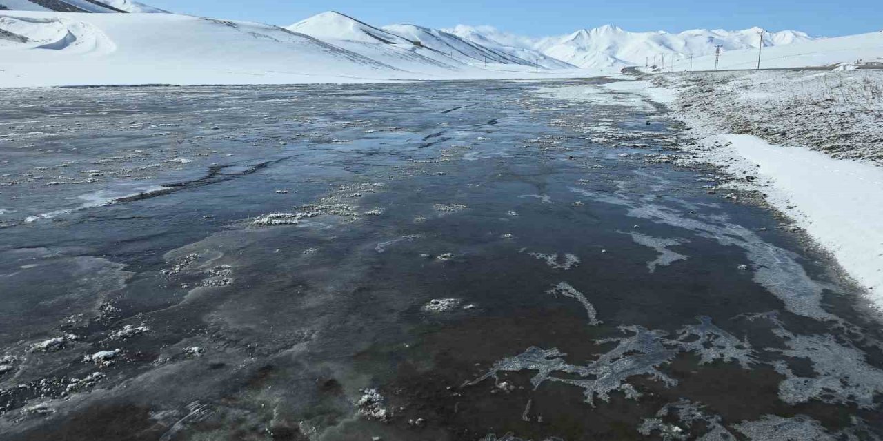 Van’da dondurucu soğuklar: Kar yağışı sonrası dereler buz tuttu