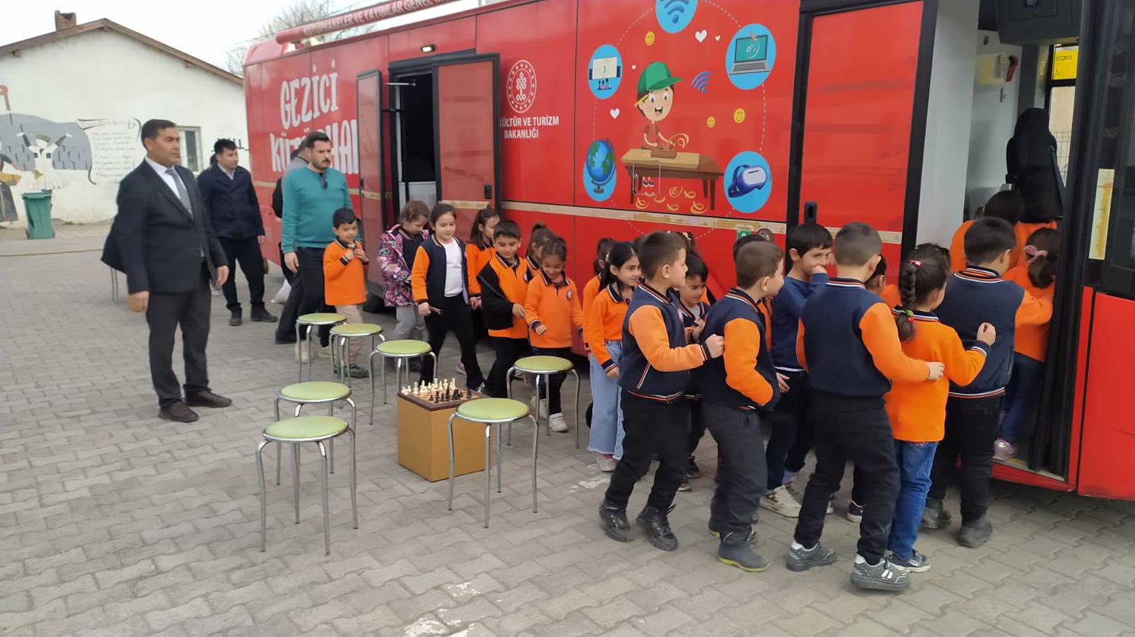 Kitaplar ayaklarına geldi