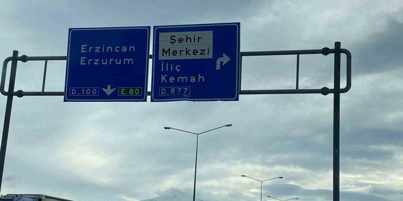 Refahiye yol ayrımındaki tabelada "Kemaliye" eksikliği tepki çekti