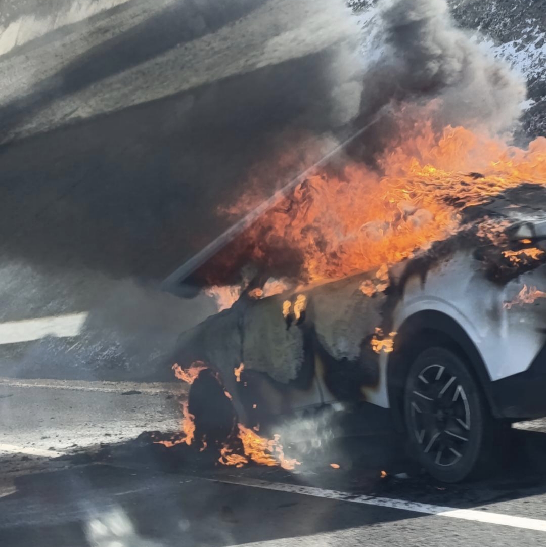 Kars'ta seyir halindeki araç alev topuna döndü
