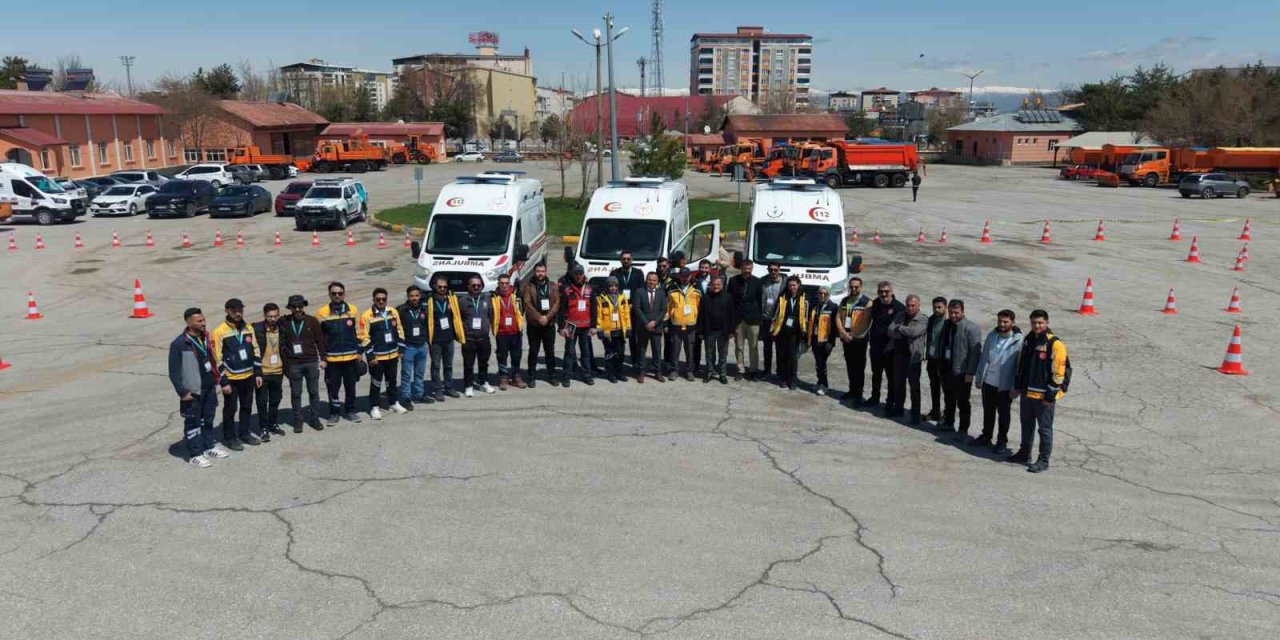 Ambulans sürücülerine sürüş eğitimi