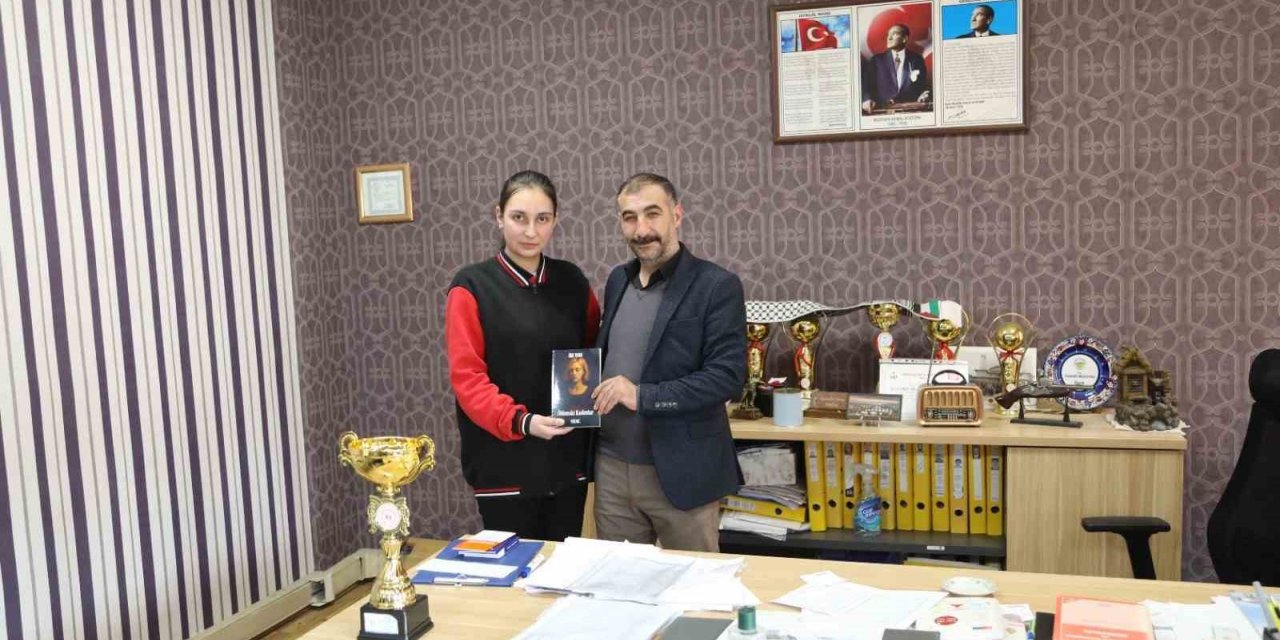 Lise öğrencisi kadın ölümlerini romanlaştırdı