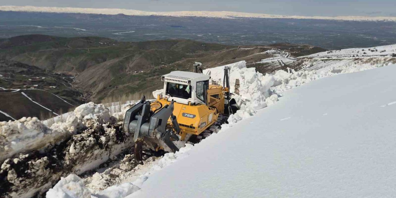 Muş’ta nisan ortasında karla mücadele sürüyor