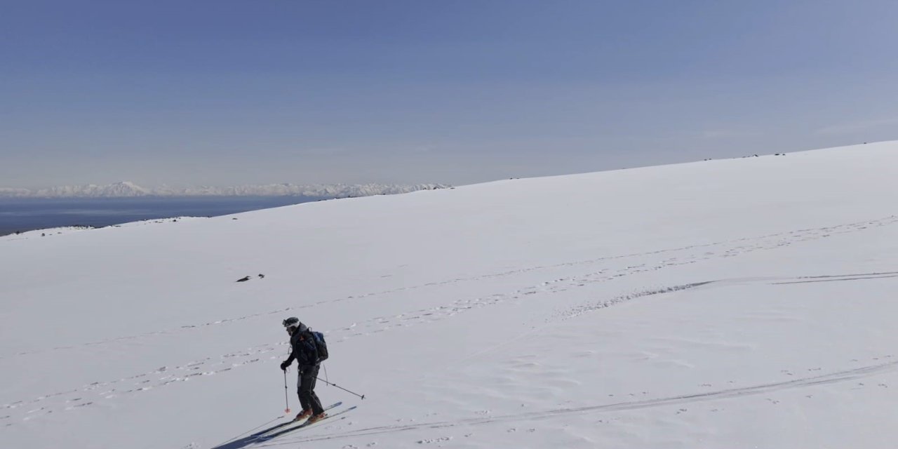 Polonyalı dağcılar Süphan Dağı’ndan kayakla indi
