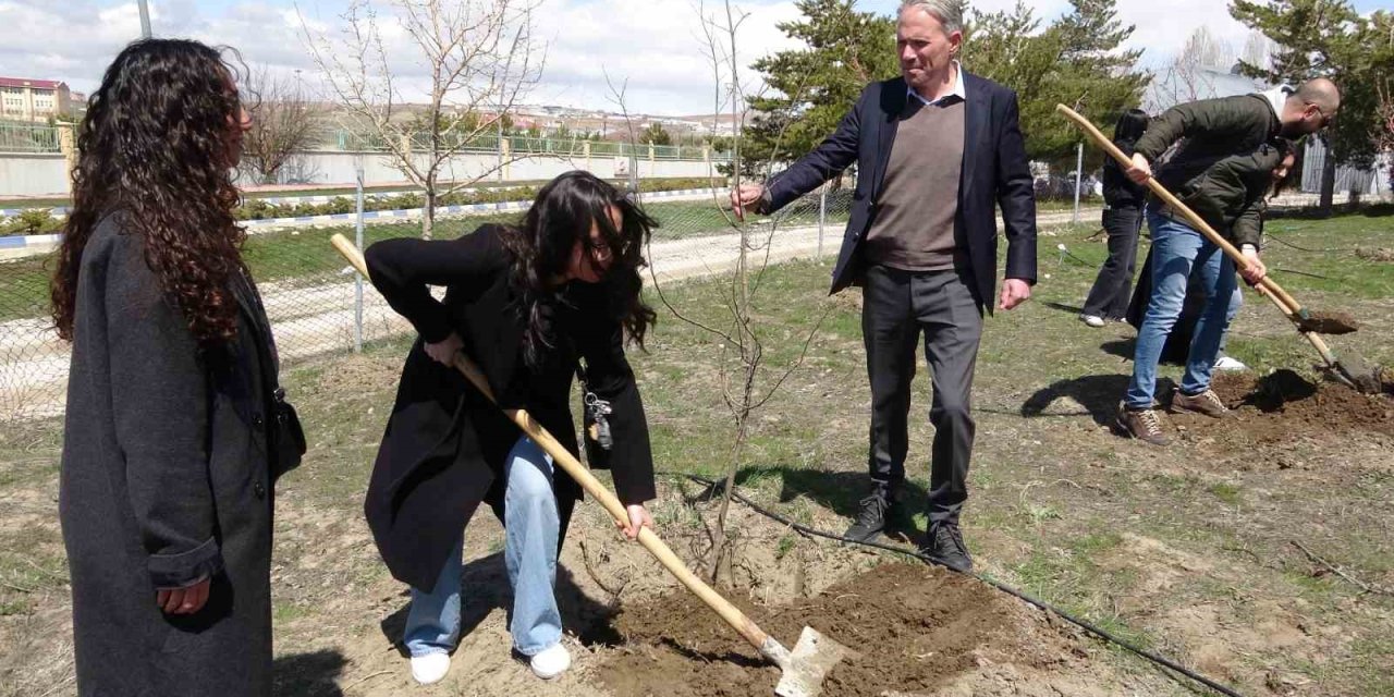 Van’da geleceğin diplomatları toprakla bağ kurdu