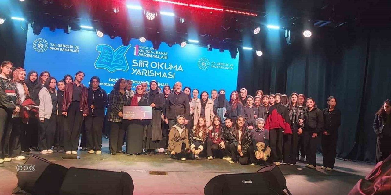 Akyakalı Aleyna Kurtbaş şiir okuma yarışmasında bölge birincisi oldu