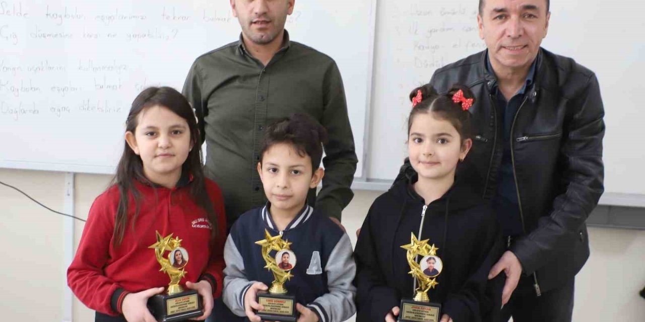 Hakkari’de öğrencilerin başarısı kupayla taçlandı