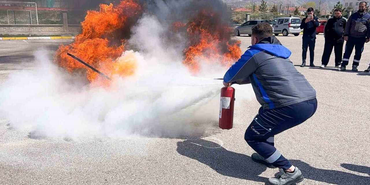 Erzincan’da itfaiyeden kurum personeline yangın eğitimi