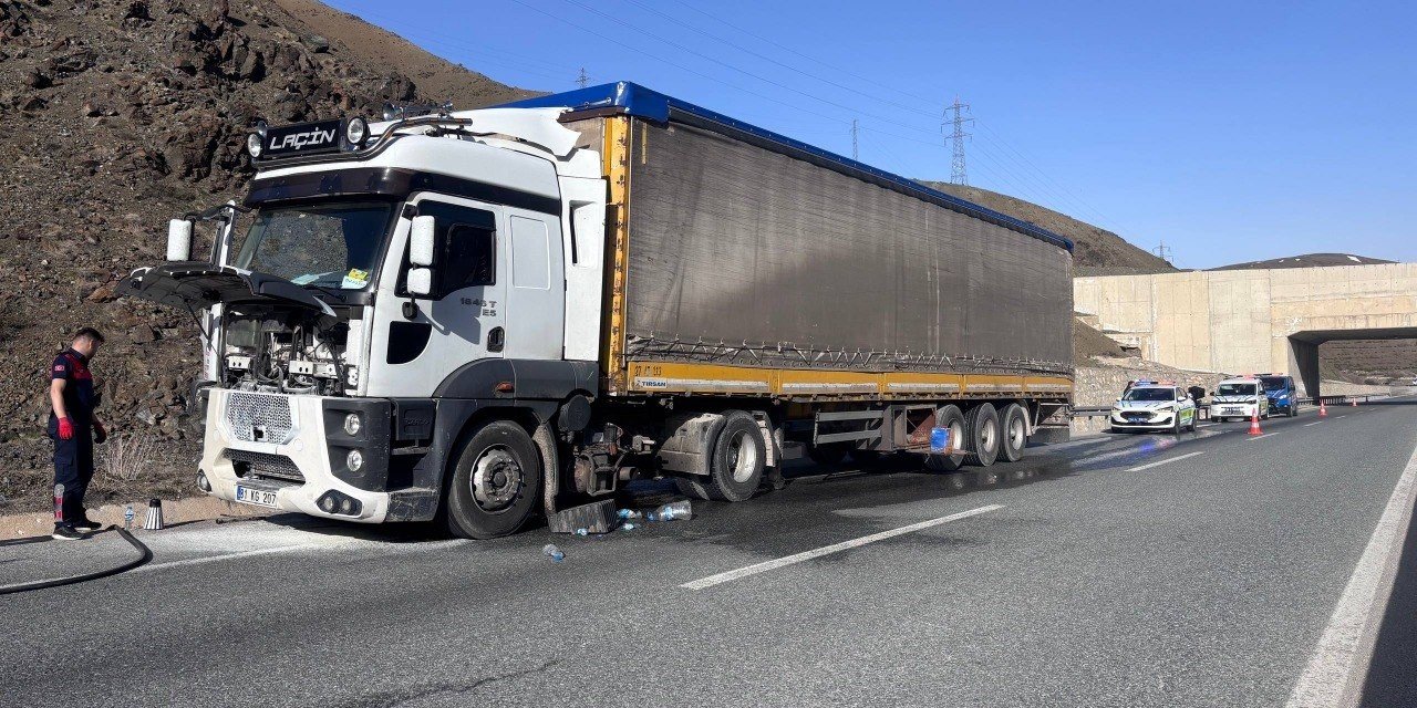 Erzincan’da seyir halindeki tırda çıkan yangın söndürüldü