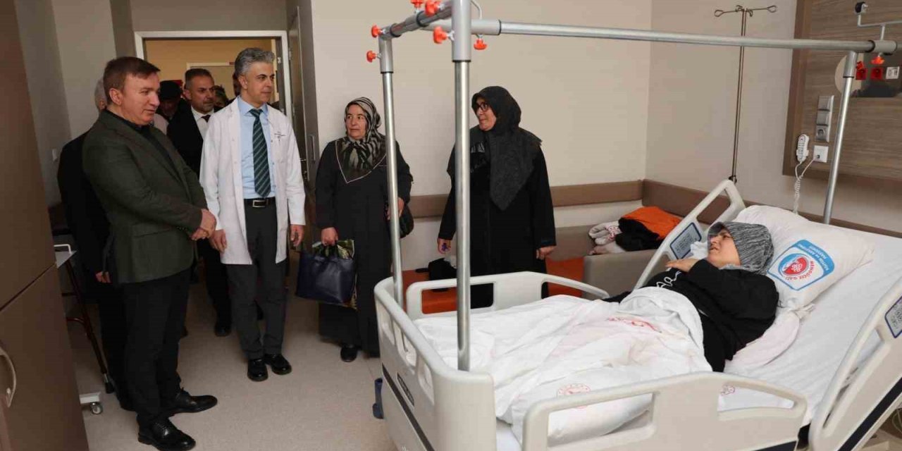 Vali Aydoğdu, hastaların durumu hakkında bilgi aldı