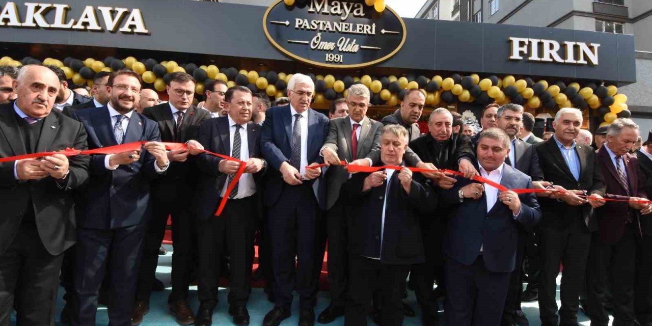 Sanatçi İsmail Türüt Erzurum’da pastahane açılışına katıldı