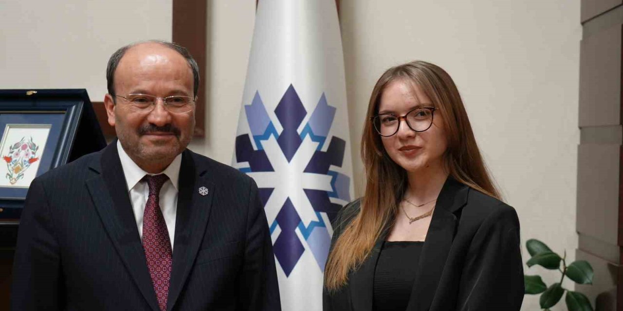 Üniversiteli Gizem, Rektör Çakmak’ın bir günlük mesaisine eşlik etti