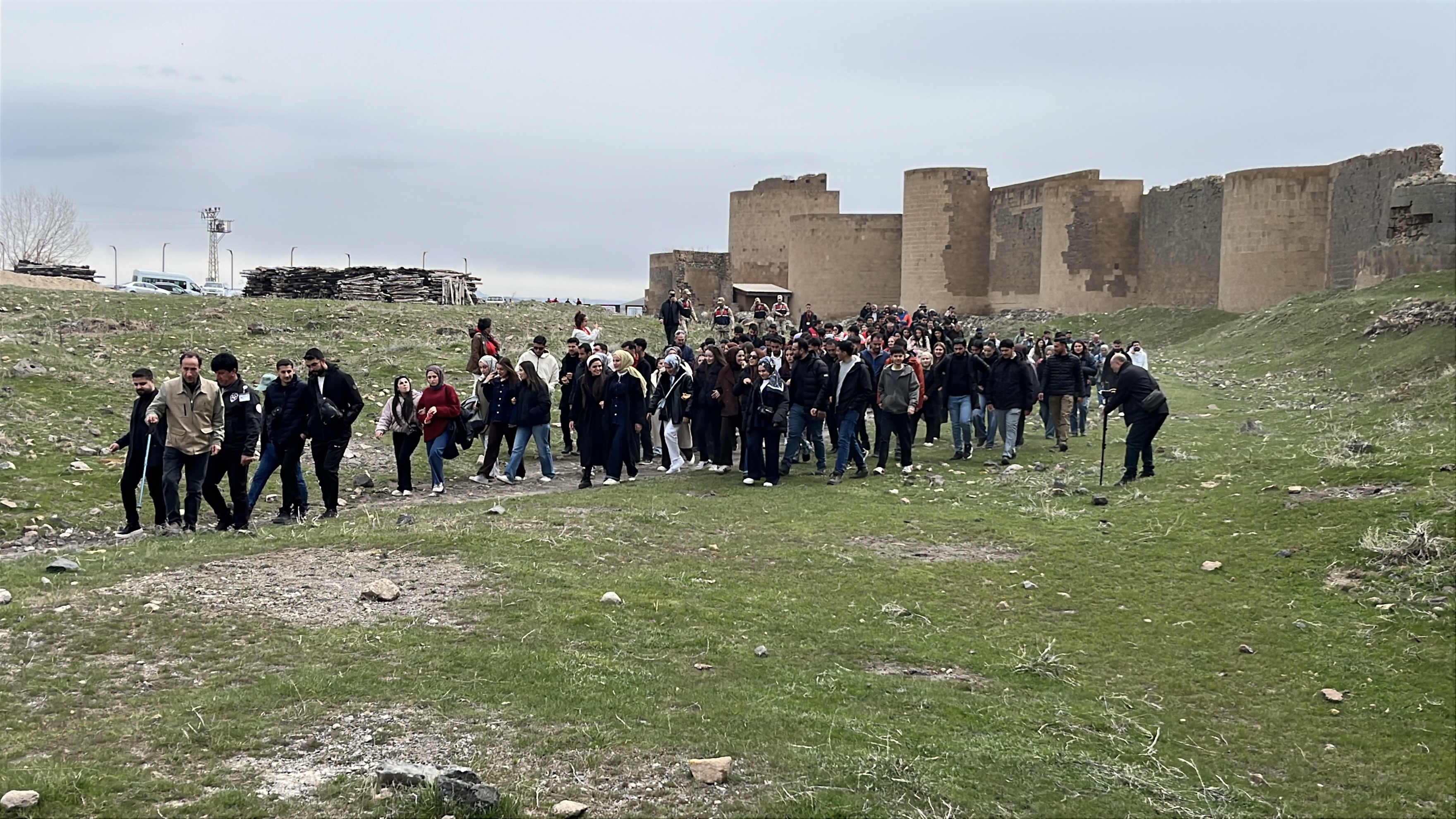 Gençler Ani’ye hayran kaldı