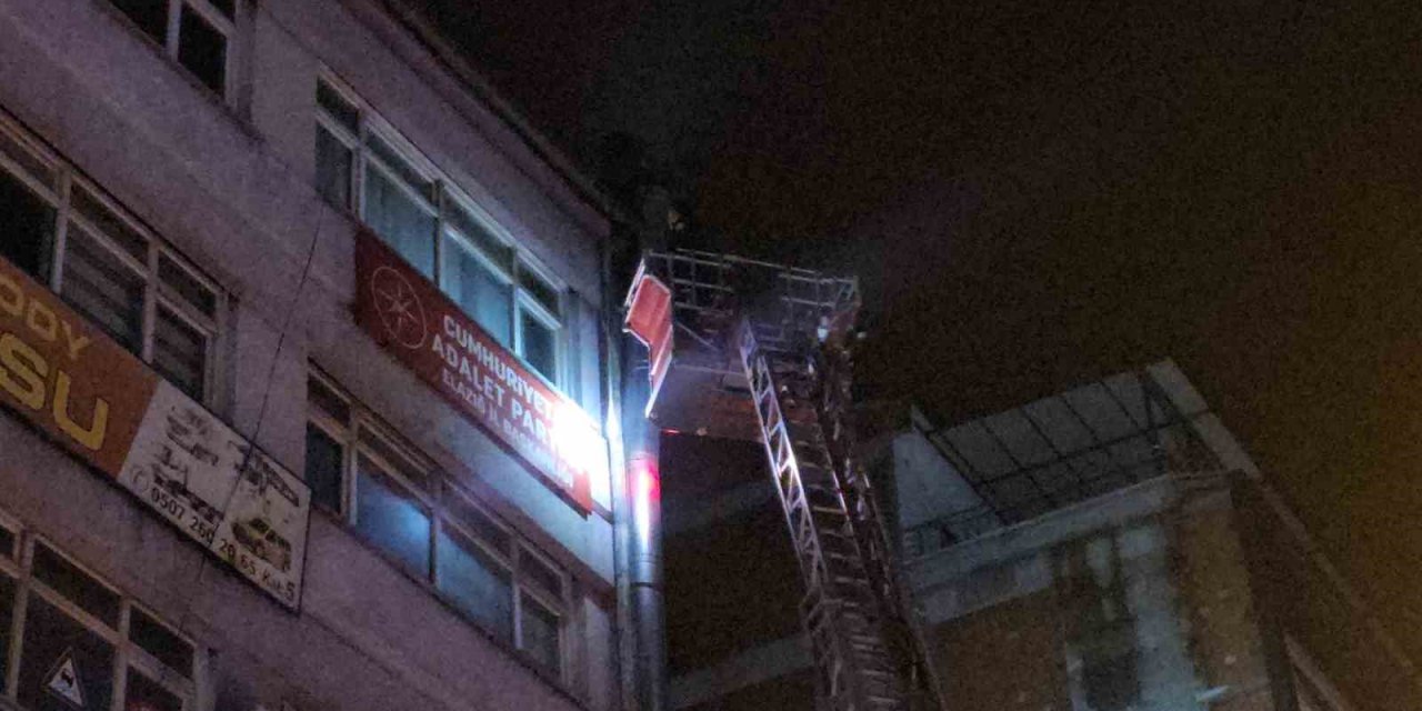 Elazığ’da bacadan yükselen yoğun duman korkuttu