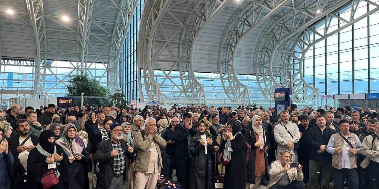 Erzincan’dan 192 hacı adayı dualarla kutsal yolculuğa uğurlandı