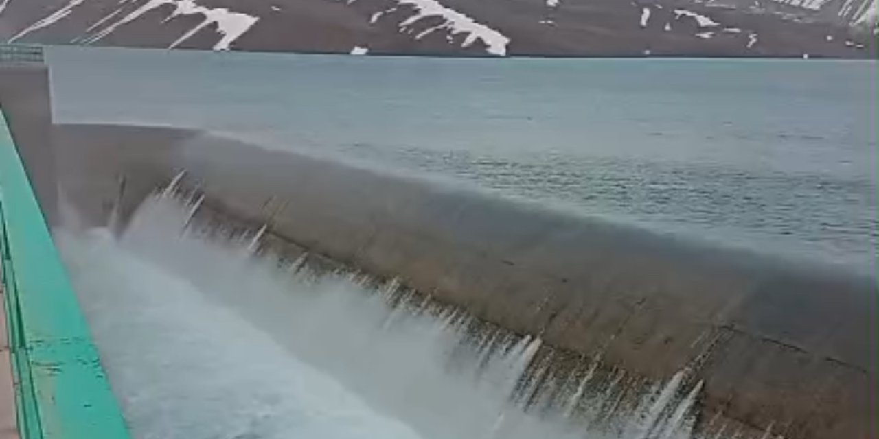 Yüksekova’nın mavi gerdanlığı Dilimli Barajı tam kapasiteye ulaştı