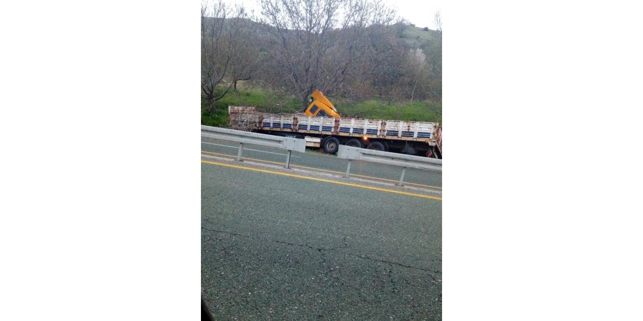 Elazığ’da tır yoldan çıktı: 1 yaralı