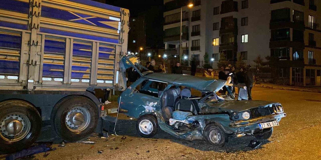 Kazaya karışan otomobil, park halindeki tıra çarptı: 1’ağır 4 yaralı