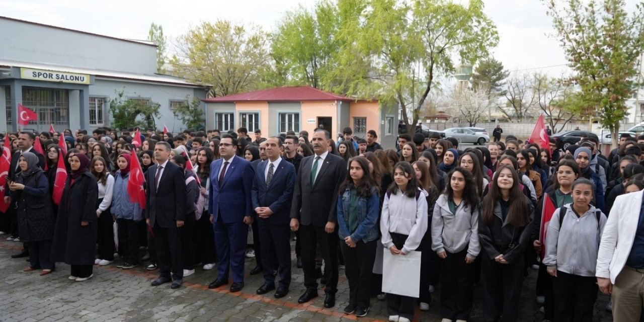 Iğdır’da haftanın ilk eğitim gününde protokol öğrencilerle buluştu