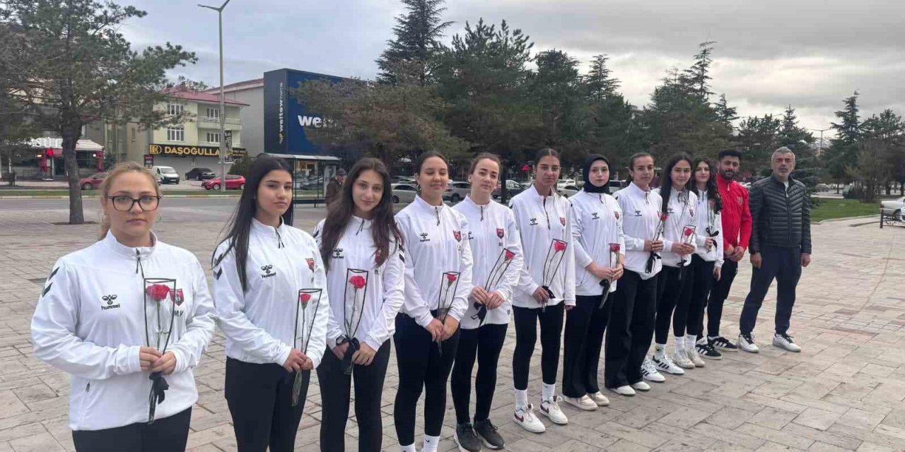 Şampiyon oldular, unutmadılar: 10 can için karanfil bıraktılar