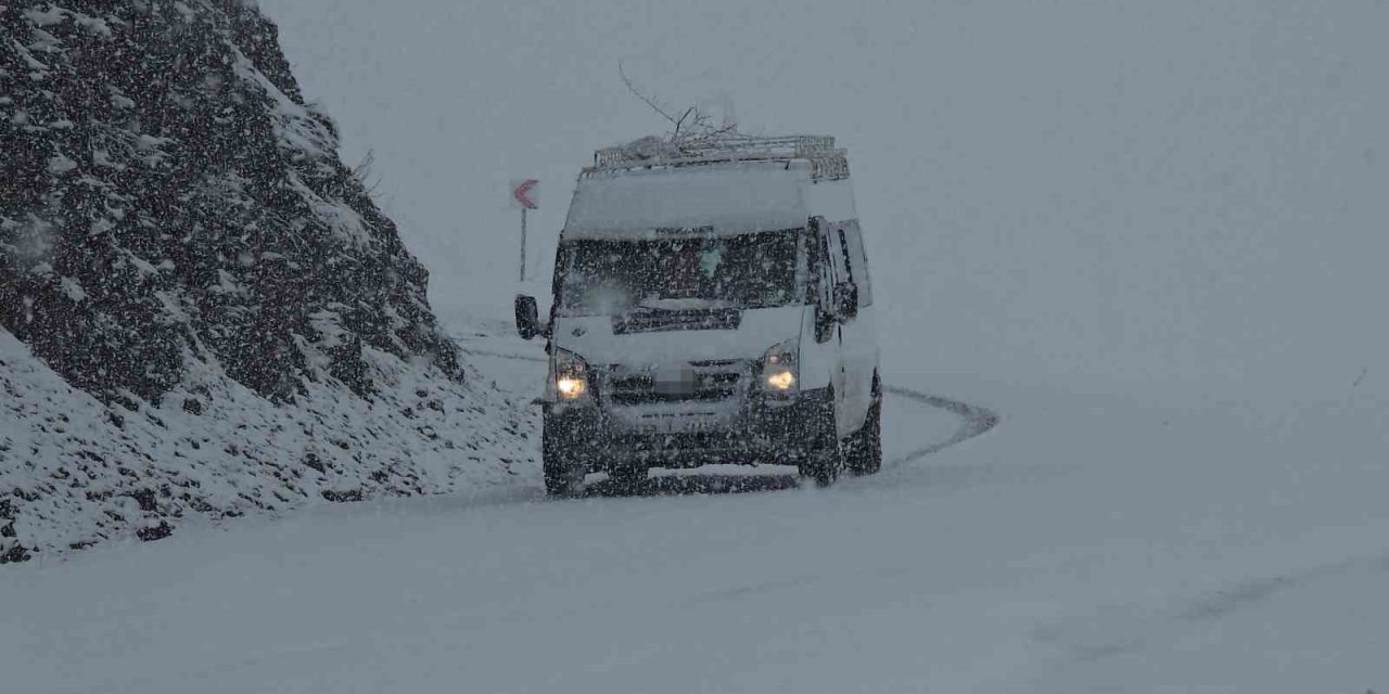 Hizan-Bahçesaray yolunda kar etkili oluyor