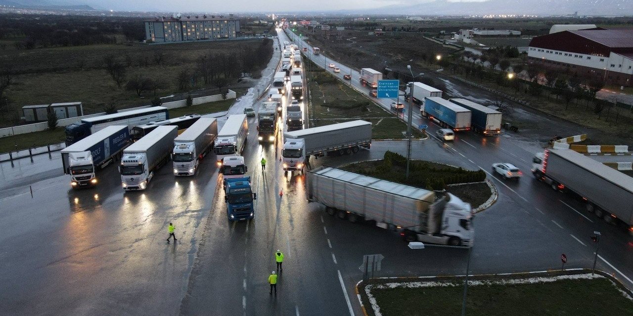 Ağır tonajlı araçlara geçit yok: Yol kar nedeniyle kapandı
