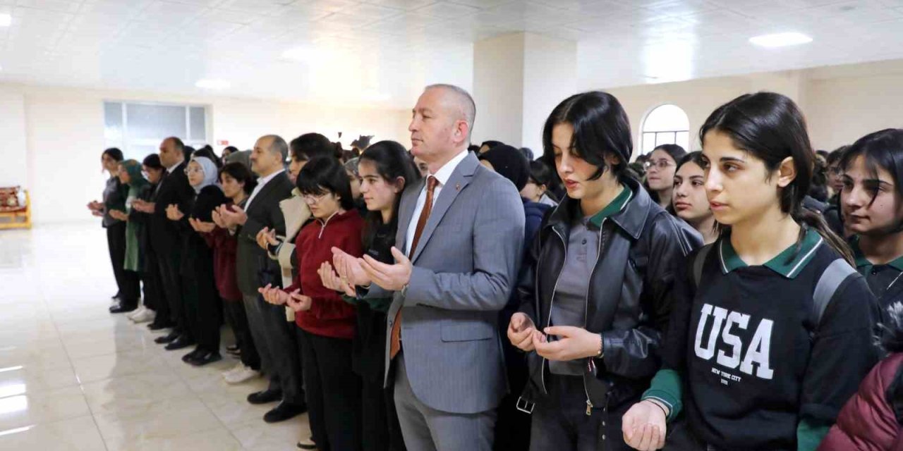 Ağrı’da okullarda eğitim, Kahramanmaraş’ta hayatını kaybedenler için okunan Fatiha ile başladı