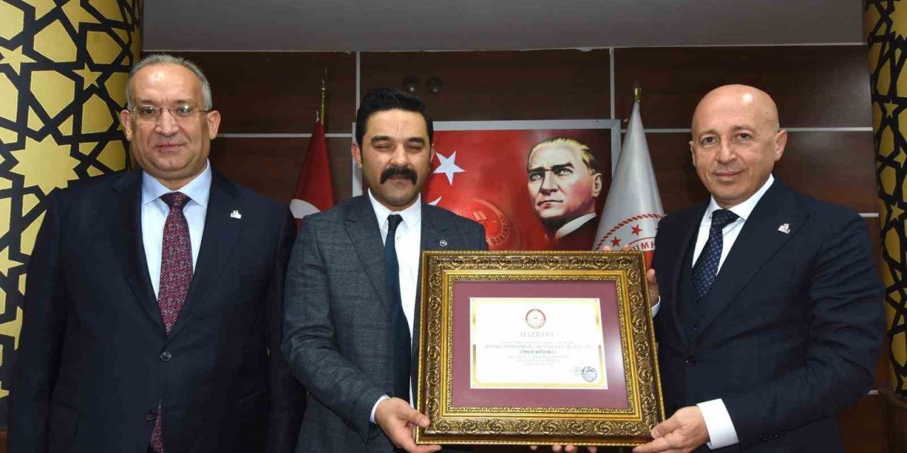 Doğu Anadolu İhracatçılar Birliği Başkanı Ömer Madırlı, mazbatasını aldı