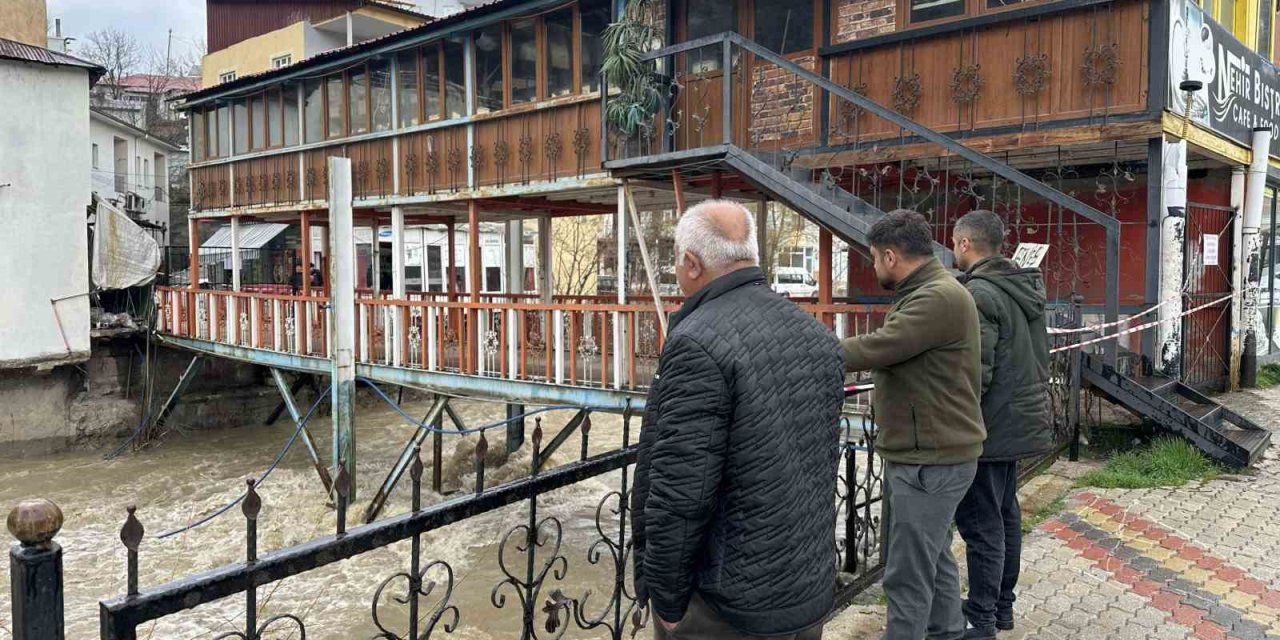 Çatak’ta aşırı yağış nedeniyle köprü ve üstündeki kafe tedbiren kapatıldı