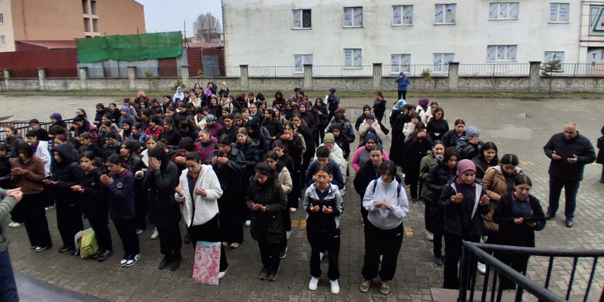 Kars'taki şehit öğretmen ve öğrenciler unutulmadı