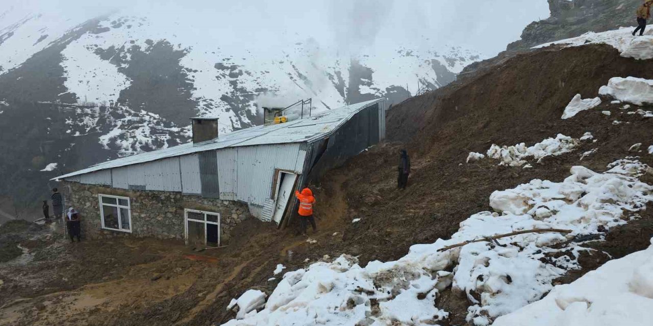 Bahçesaray’da heyelan bir eve zarar verdi