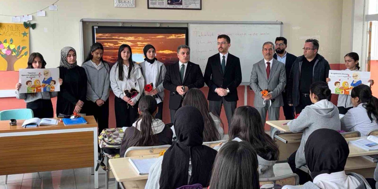 Çaldıran Müftülüğünden öğretmenlere "Geçmiş Olsun" çiçeği