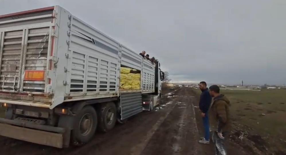 Kars’ta yem ve gübre yüklü tır köy yolunda mahsur kaldı