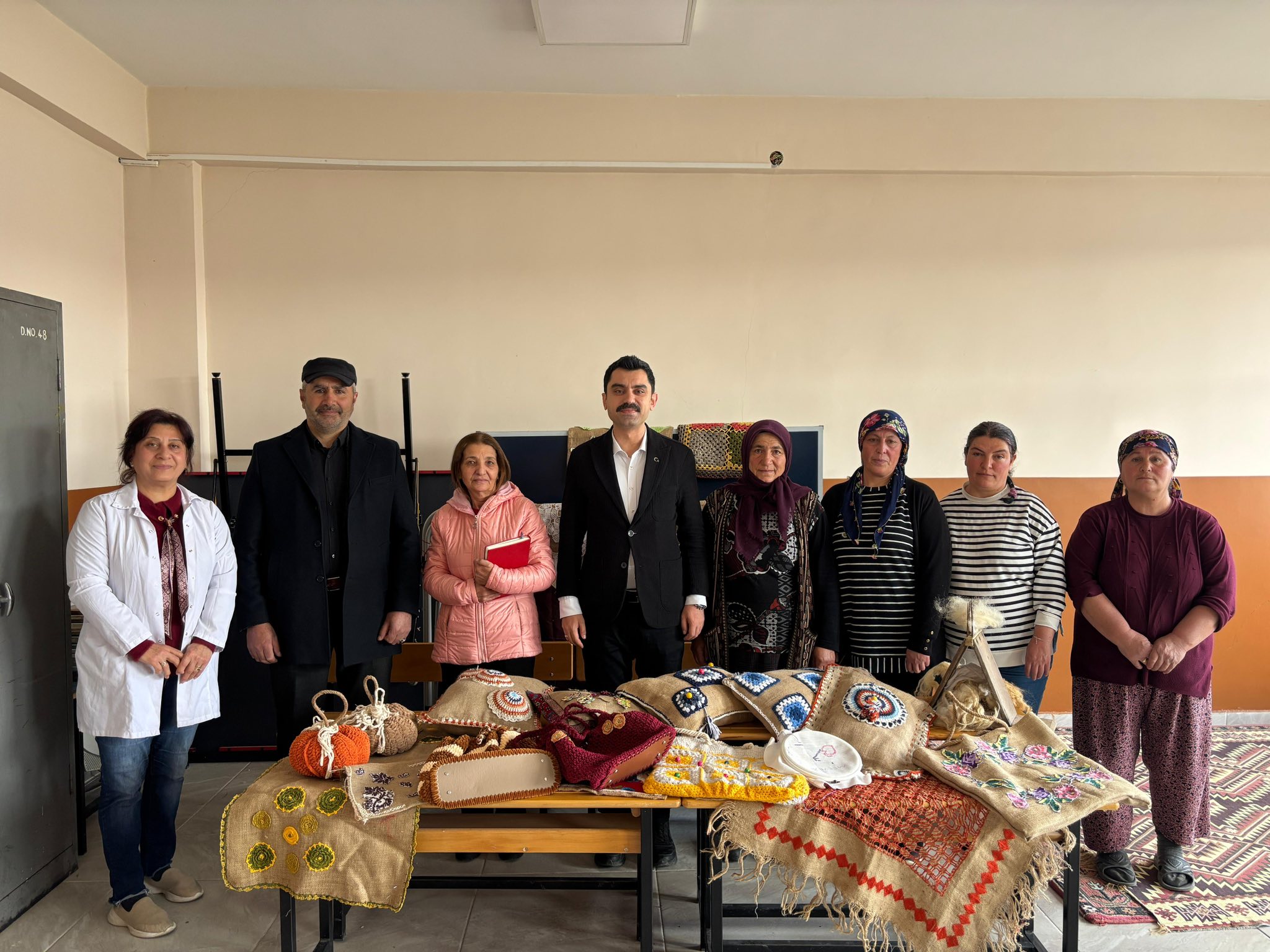 Susuz Kaymakamı Tutal hem öğrencilerle hem kursiyerlerle buluştu