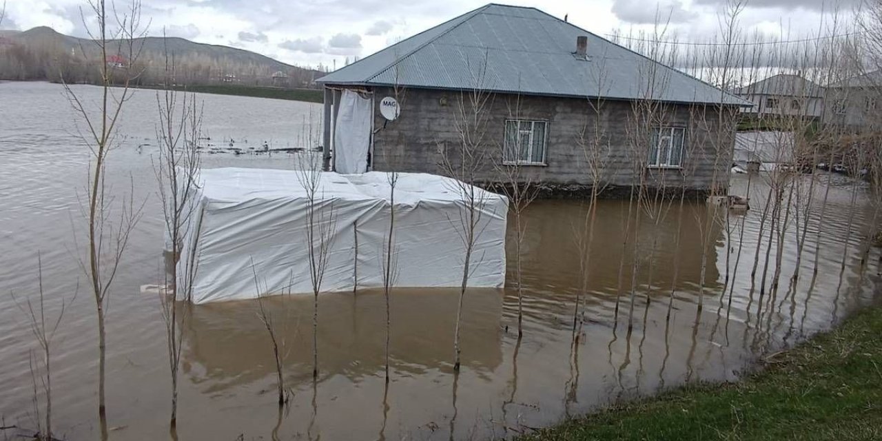 Ağrı’da sağanak yağış sonucu dereler taştı