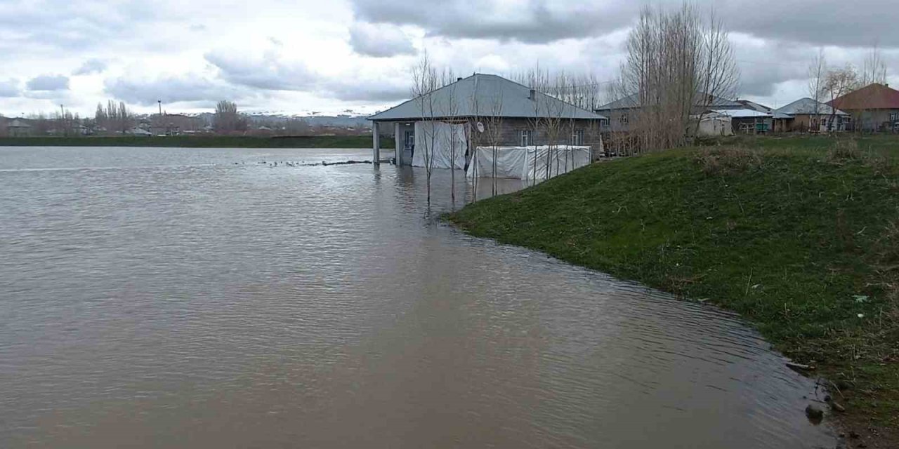 Patnos’ta sağanak taşkına neden oldu: Evleri su bastı