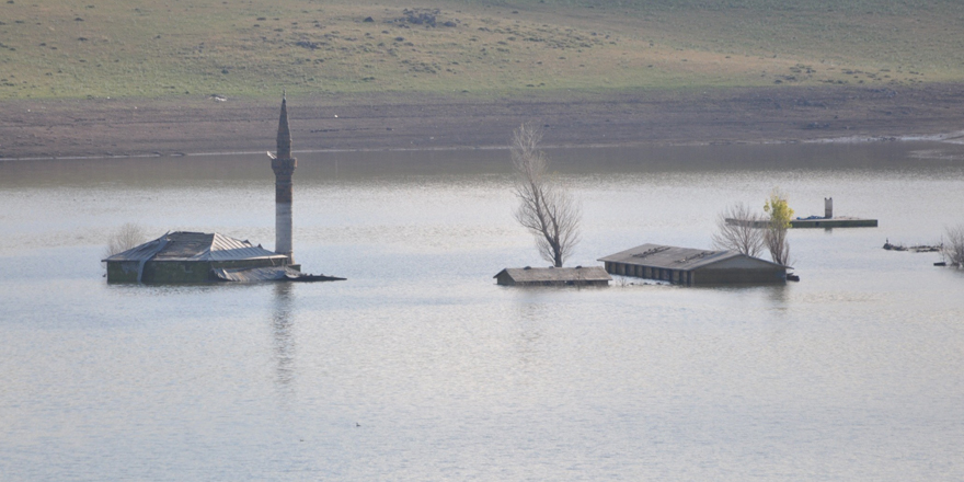 Kars Baraj Gölü’nde sular çekilince cami ve okul ortaya çıktı