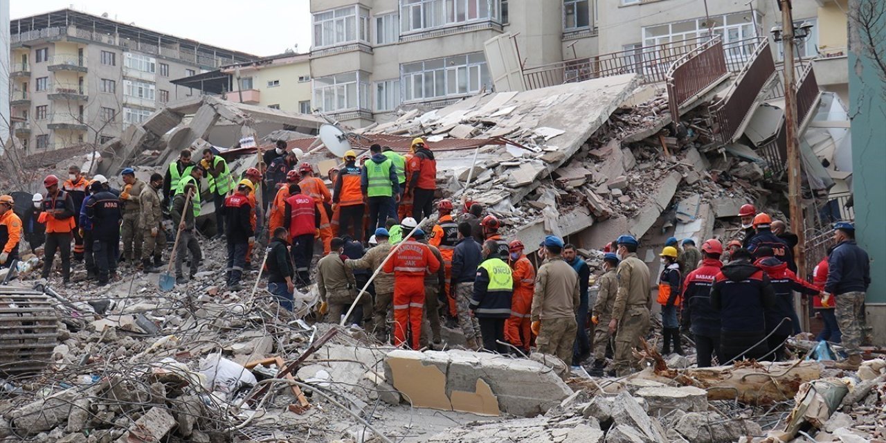 Depremde 3 kişinin öldüğü Nusret Bey Apartmanı davasında iki kamu görevlisine hapis cezası