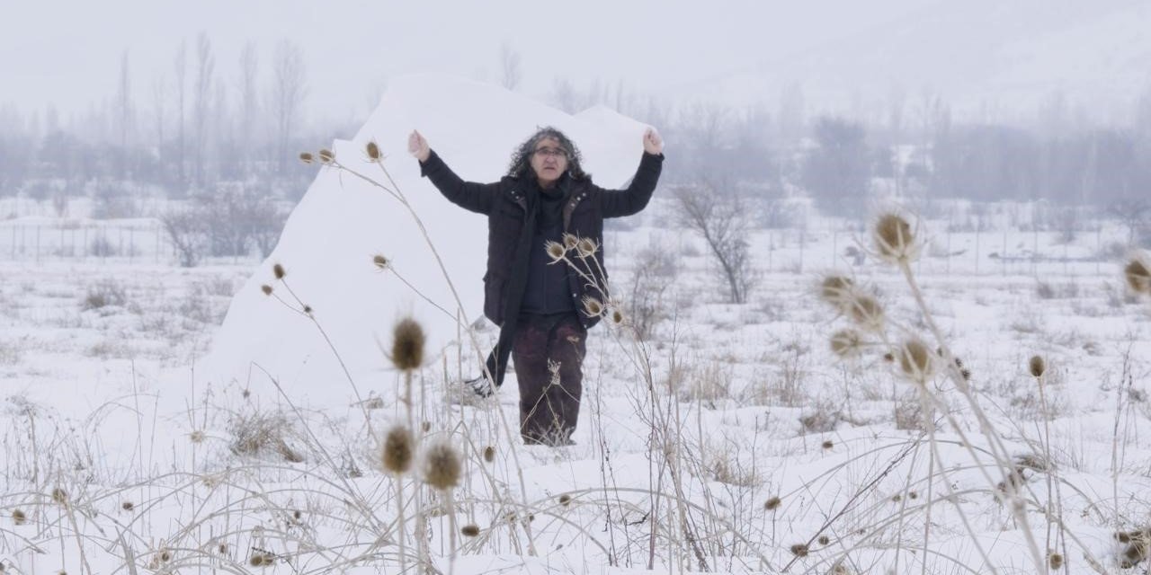 Akademisyenden doğa ve hafıza temalı performans