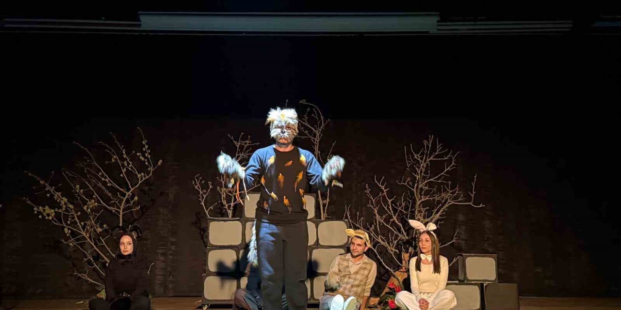 Erzincan’da çocuklara özel tiyatro gösterisi sahnelendi