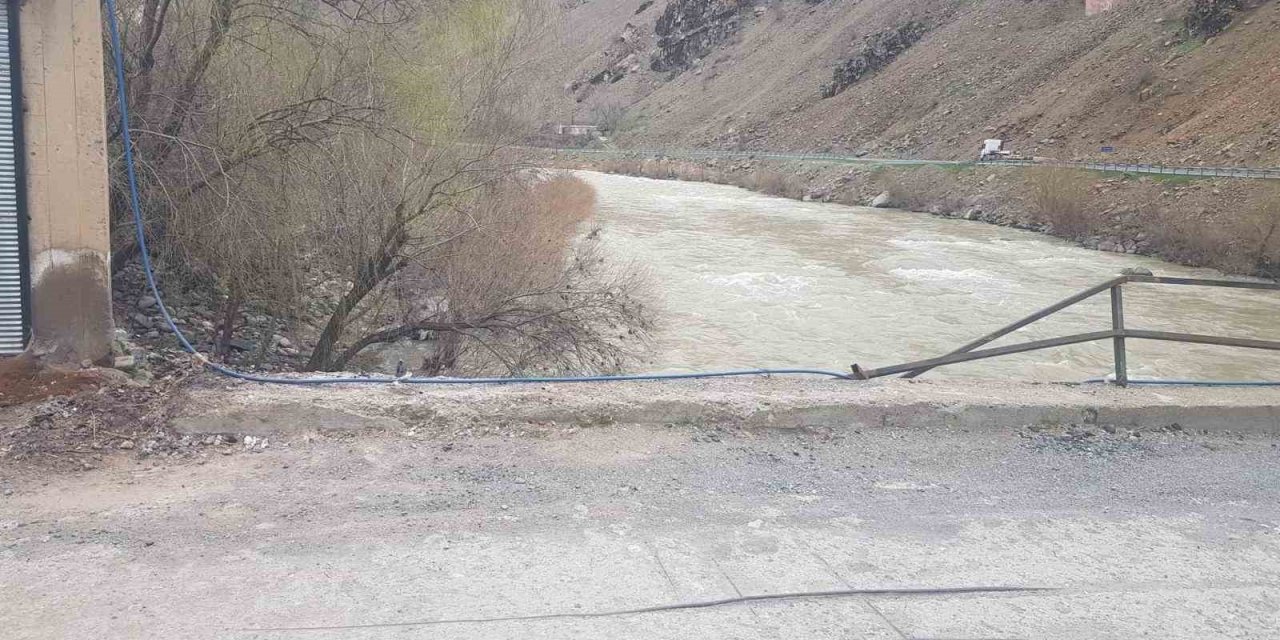 Taşbaşı Köprüsü hasar gördü