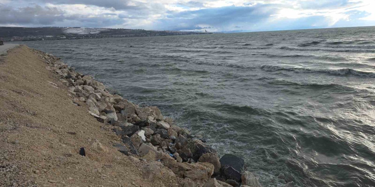 Van YYÜ Su Ürünleri Fakültesi Dr. Öğretim Üyesi Mustafa Akkuş: "Bu yıl yüzleri güldürecek bir tablo mevcut"